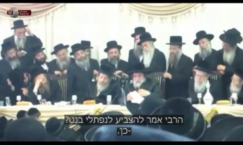 חסידי קרעטשניף. התפקדו בהמוניהם לבית היהודי ובפועל הצביעו ליהדות התורה [צילום: מן הטלוויזיה]