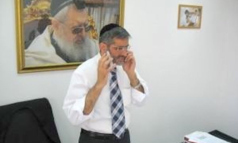השר ישי על-רקע תמונתו של הרב יוסף