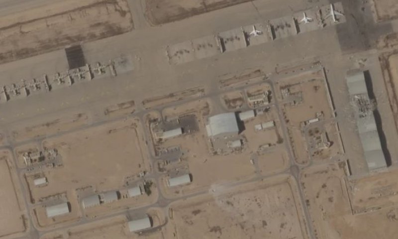 הפגיעה בהאנגר ובמסלול [צילום: Planet Labs PBC דרך AP]