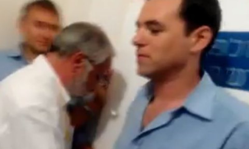 מאבטחים מונעים כניסת עיתונאים לאולפן רשת ב' בתל אביב [צולם באמצעות טלפון סלולרי]