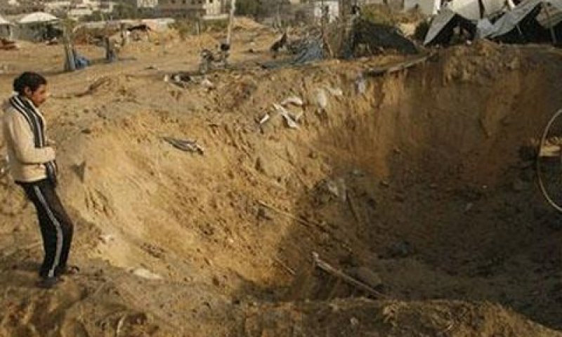 פלשתיני בוחן את הנזק למבנה נטוש שהפגיז צה"ל בחאן יונס, השבוע [צילום: AP]