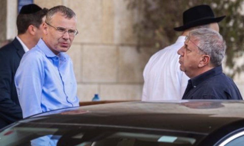 יריב לוין עם יעקב ברדוגו [צילום: אוליביה פיטוסי/פלאש 90]