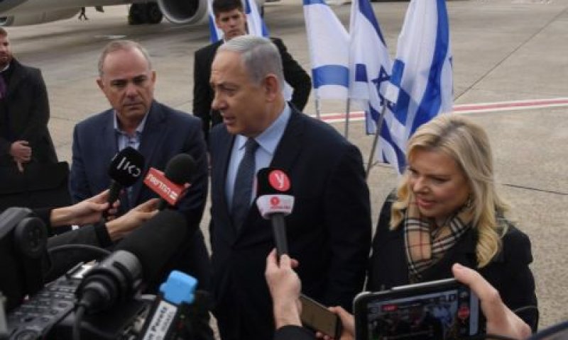 נתניהו לפני המראתו לאתונה [צילום: חיים צח/לע"מ]