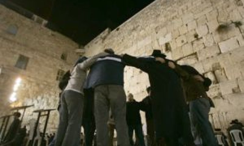 חוזרים בתשובה רוקדים בכותל [AP]