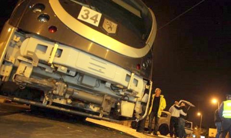 התאונה בין מונית לרכבת הקלה [צילום: פלאש 90]