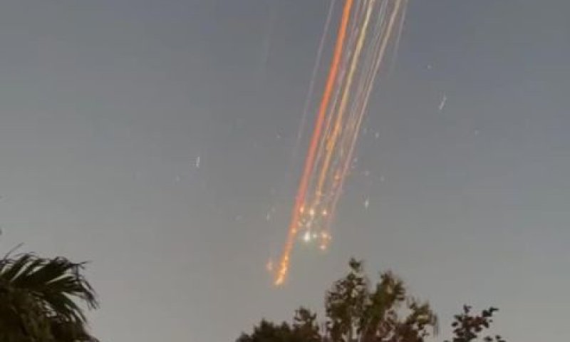 שברי ספינת החלל מעל האיים הקריביים בתיעוד שפרסם אילון מאסק ברשת אקס