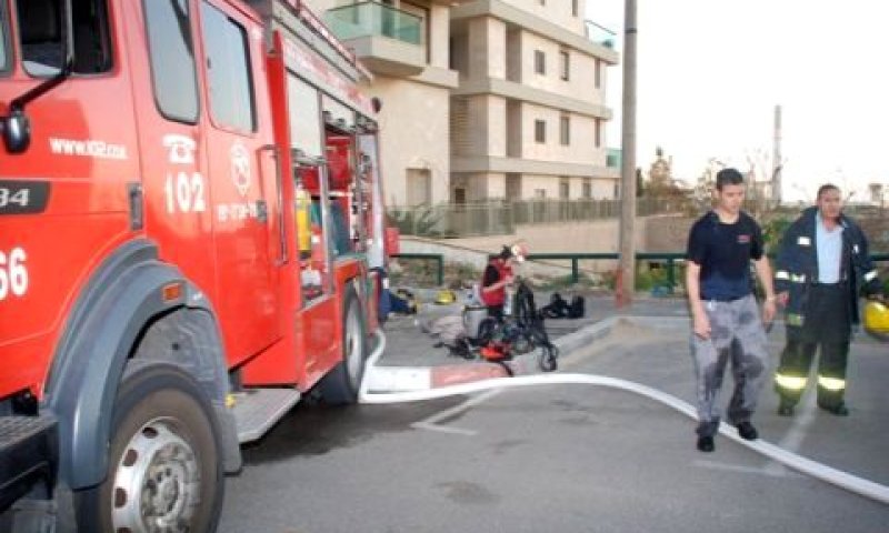 הרכב התפוצץ. הפעם לא היו נפגעים [צילום: רועי רוזנק, אייל דגן/דוברות משטרת ת"א]