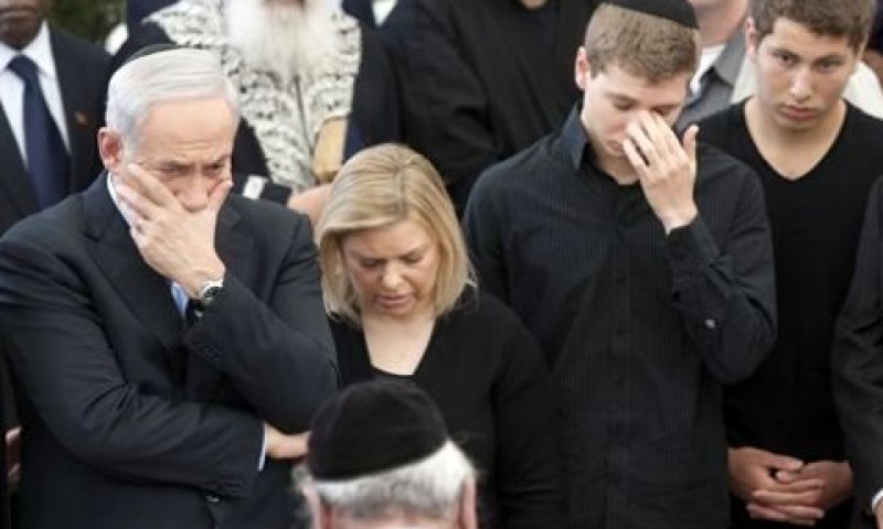 משפחת נתניהו חולקת כבוד אחרון לבנציון נתניהו [צילום: AP]