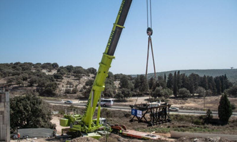 מקווה הטהרה מונף אל המוביל שיקח אותו ביתו החדש בקיבוץ [צילום: יולי שוורץ, רשות העתיקות]