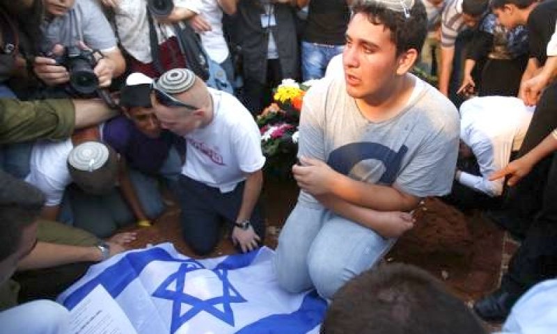 מתייפחים על קברי הנרצחים [צילום: פלאש 90]