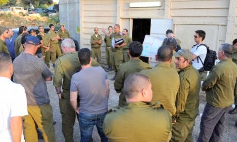 מתייצבים מול מחסני החיול [צילום: שי וגנר/דו"צ]
