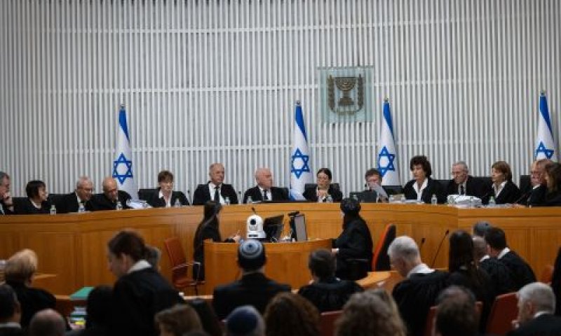 15 שופטי העליון דאז בדיון על עילת הסבירות [צילום: יונתן זינדל, פלאש 90]