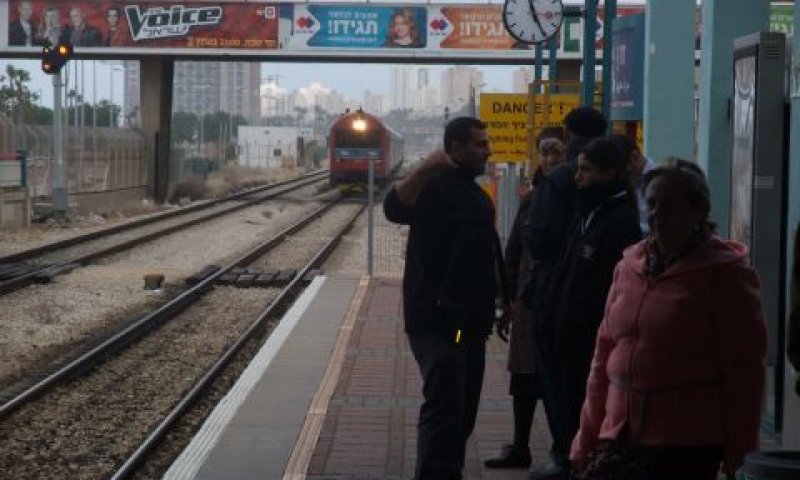 מאבטחים של הרכבת בתחנת חוף הכרמל [צילום: איתמר לוין]