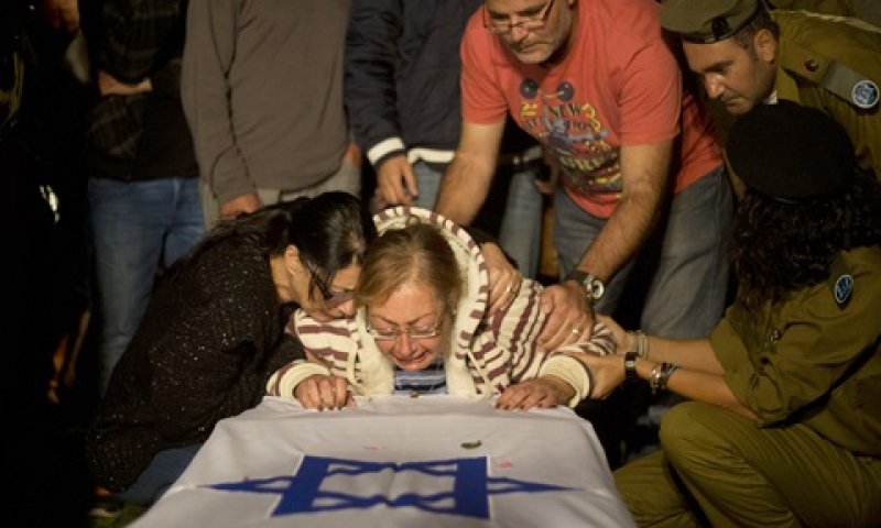 אליה אטיאס וארונו של בנה [צילום: AP]