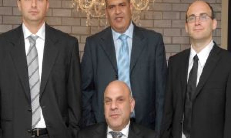 מימין: עו"ד יניב שקל, רו"ח ג'קי מצא, עו"ד עופר אלבוים. יושב במרכז: עו"ד משה שקל [צילום: יוסי זליגר]