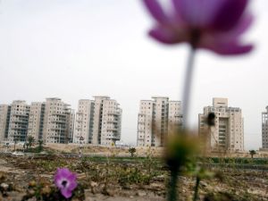 אשדוד. עדנה אחרי הגראדים [צילום: פלאש 90]
