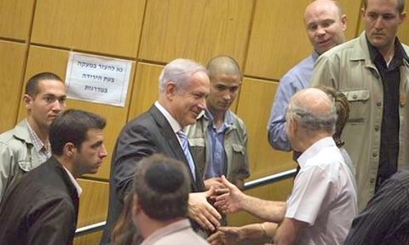 נתניהו ומאבטחיו. המתכונת נותרה אסורה בפרסום [צילום: AP]