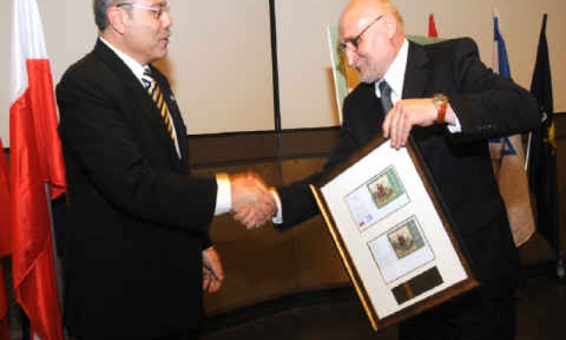מנכ"ל הדואר (שמאל) ושגריר פולין [צילום: ששון תירם]