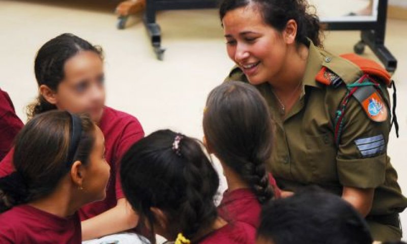 חיילת בפיקוד העורף עם ילדים [צילום: דו"צ]