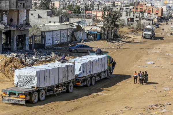 משאיות סיוע נכנסות לרפיח [צילום: עבד אל-רחים חטיב, פלאש 90]