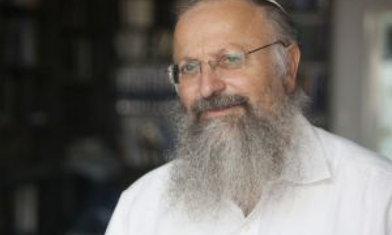 הרב אליהו. אשתו ניגשה למכרז [צילום: פלאש 90]