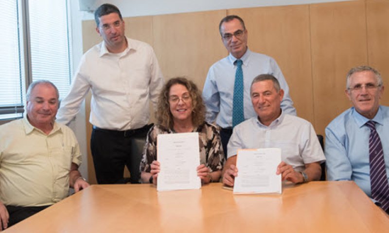 יושבים (מימין לשמאל): פרופ' עמוס כץ, האלוף (במיל.) דורון אלמוג, פרופ' רבקה כרמי, דוד ברקת. עומדים: ד"ר יצחק זיו נר ואבי וורצמן [צילום: דני מכליס, אוניברסיטת בן-גוריון]