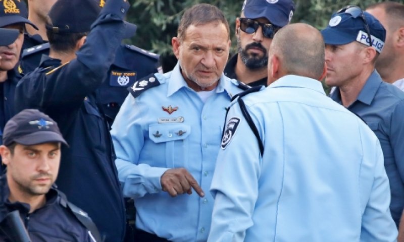 המפכ"ל שבתאי, היום בזירת הרצח [צילום: שיר תורם, פלאש 90]