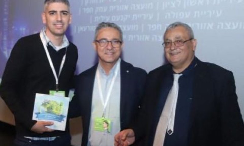 הענקת אות על פעילות ירוקה לערן שמרלק, מנכ"ל נגב אקולוגיה