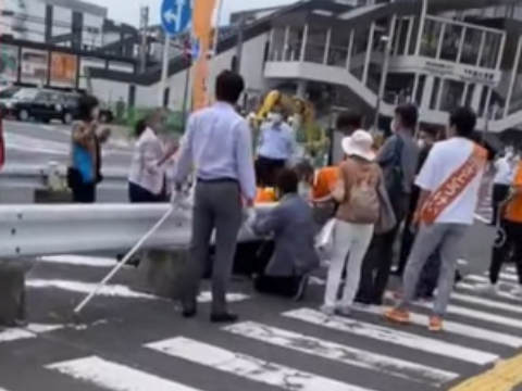 הטיפול הראשוני בשינזו לאחר הירי [צילום: מן הטלוויזיה]
