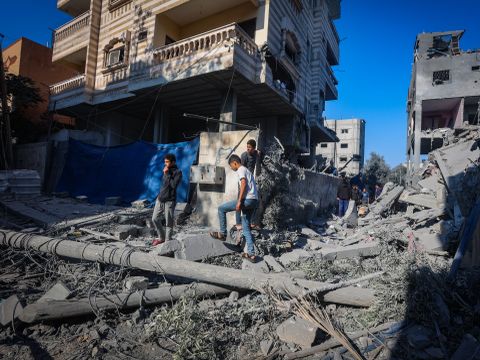 תקיפה אווירית בחאן יונס [צילום: עטיה מוחמד/פלאש 90]