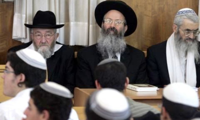הרב מלמד (במרכז) בביקור בבת ים [צילום: פלאש 90]