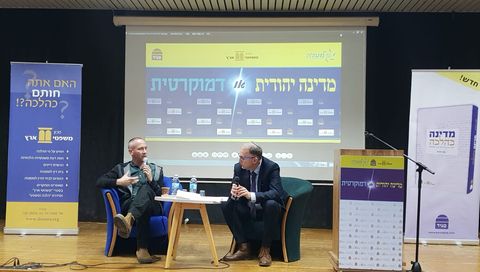 חילי טרופר (משמאל) [צילום: הוצאת מגיד]