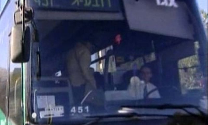 קו 451. מורידים מדבקות [צילום: מן הטלוויזיה]