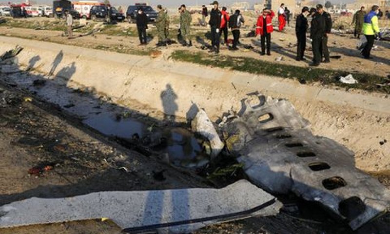 שרידי המטוס ליד טהרן [צילום: איברהים נורוזי, AP]