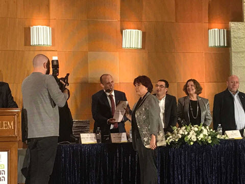 מנהלת מחוז מרכז, עמליה חיימוביץ, מקבלת התעודה מידי שר החינוך, נפתלי בנט [צילום: מיכל דדון]