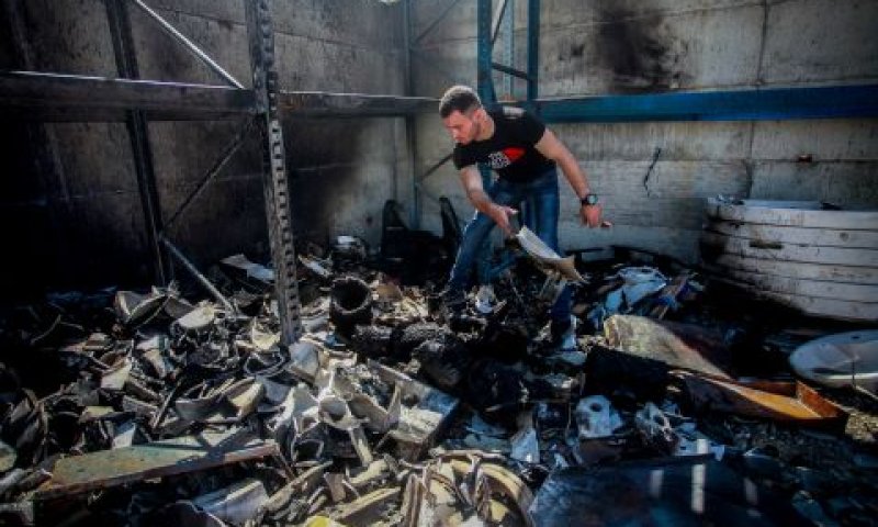 מחסן שלפי הנטען הוצת בידי מתנחלים [צילום: נאסר אישתייה, פלאש 90]