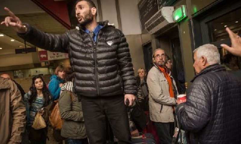נוסעים תקועים בתחנה המרכזית [צילום: הדס פרוש/פלאש 90]