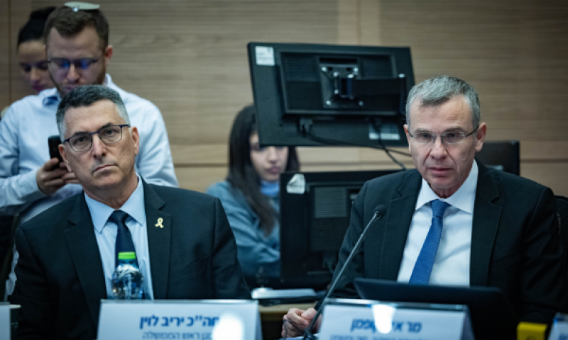 לוין וסער. רוב לפוליטיקאים בוועדה [צילום: יונתן זינדל/פלאש 90]