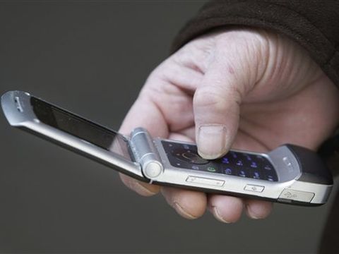 גם ההורים עסוקים בשליחת הודעות [צילום: AP]