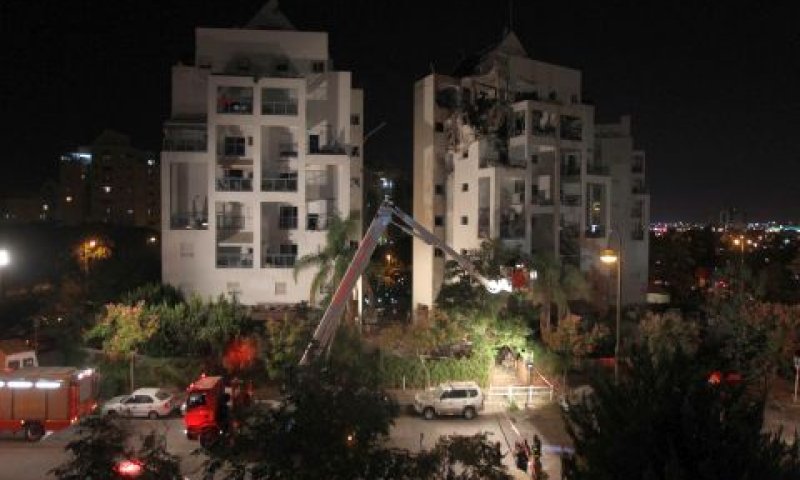 הפגיעה בבניין בראשל''צ. הוצאות גבוהות בשל המבצע [צילום: פלאש 90]