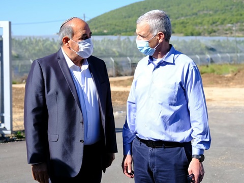 מנכ"ל רפאל, יואב הר-אבן, וראש מועצת שלומי, גבי נעמן [צילום: דוברות רפאל]