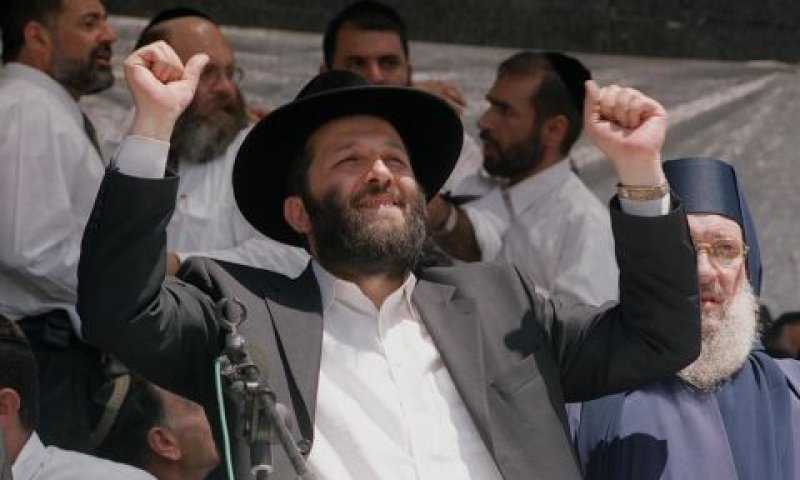 דרעי עם תומכיו [צילום: משה מילנר/לע"מ]
