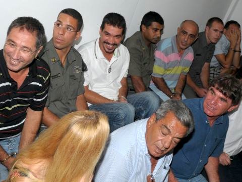 משמאל לימין בשורה העליונה, מאיר ויצחק (איציק) אברג'יל, ששון ברוכי ומשה מלול - כשלצידם שוטרים [צילום: פלאש 90]