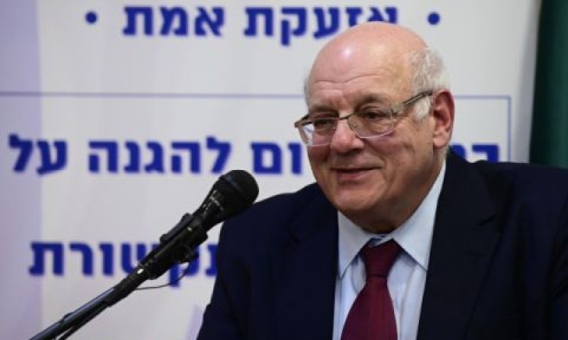 מלצר. שולף ציפורניים [צילום: תומר נויברג/פלאש 90]