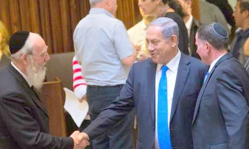 אדלשטיין ואייכלר מחוקקים, ונתניהו מצפצף [צילום: מרים אלסטר/פלאש 90]