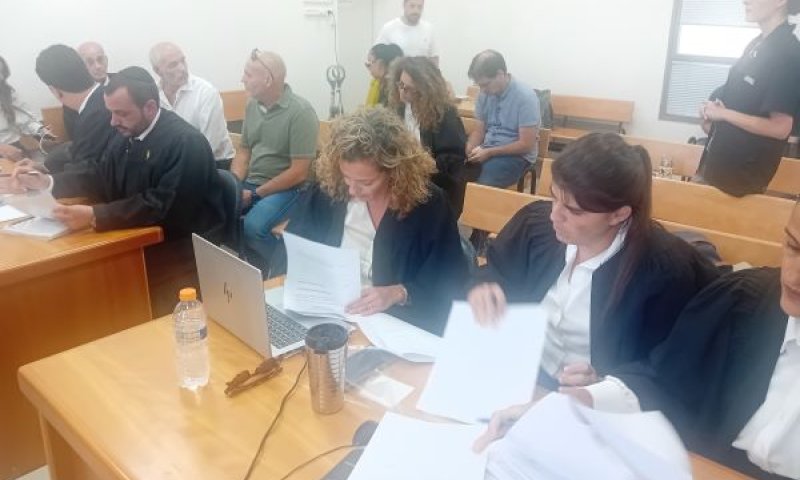 חדד ופרי (משמאל) בעת חתימת הסדר הטיעון