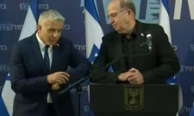 לפיד ויעלון. משיקים מרפקים [צילום: מן הטלוויזיה]