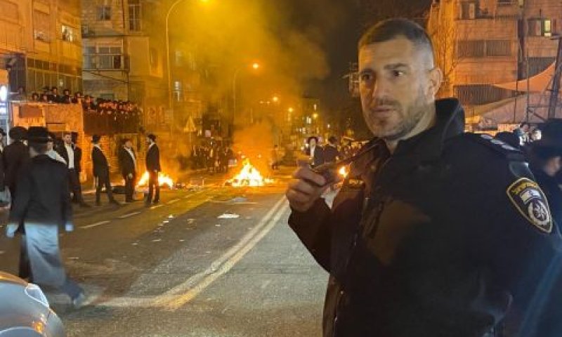 שוטר בהפגנה [צילום: דוברות המשטרה]