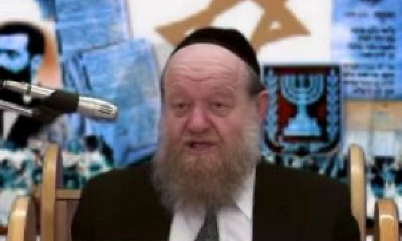 ערוץ הידברות. הרב יוסף בן פורת מגדף את אבות הציונות כשברקע סמלי המדינה