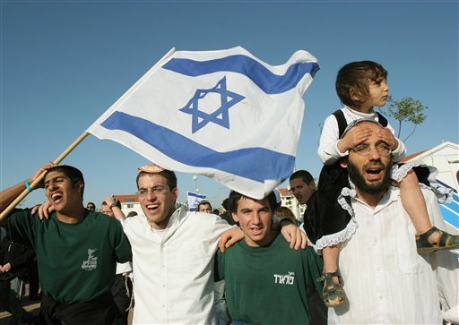 ספר תורה הוכנס היום לבית הכנסת בנצרים [AP]